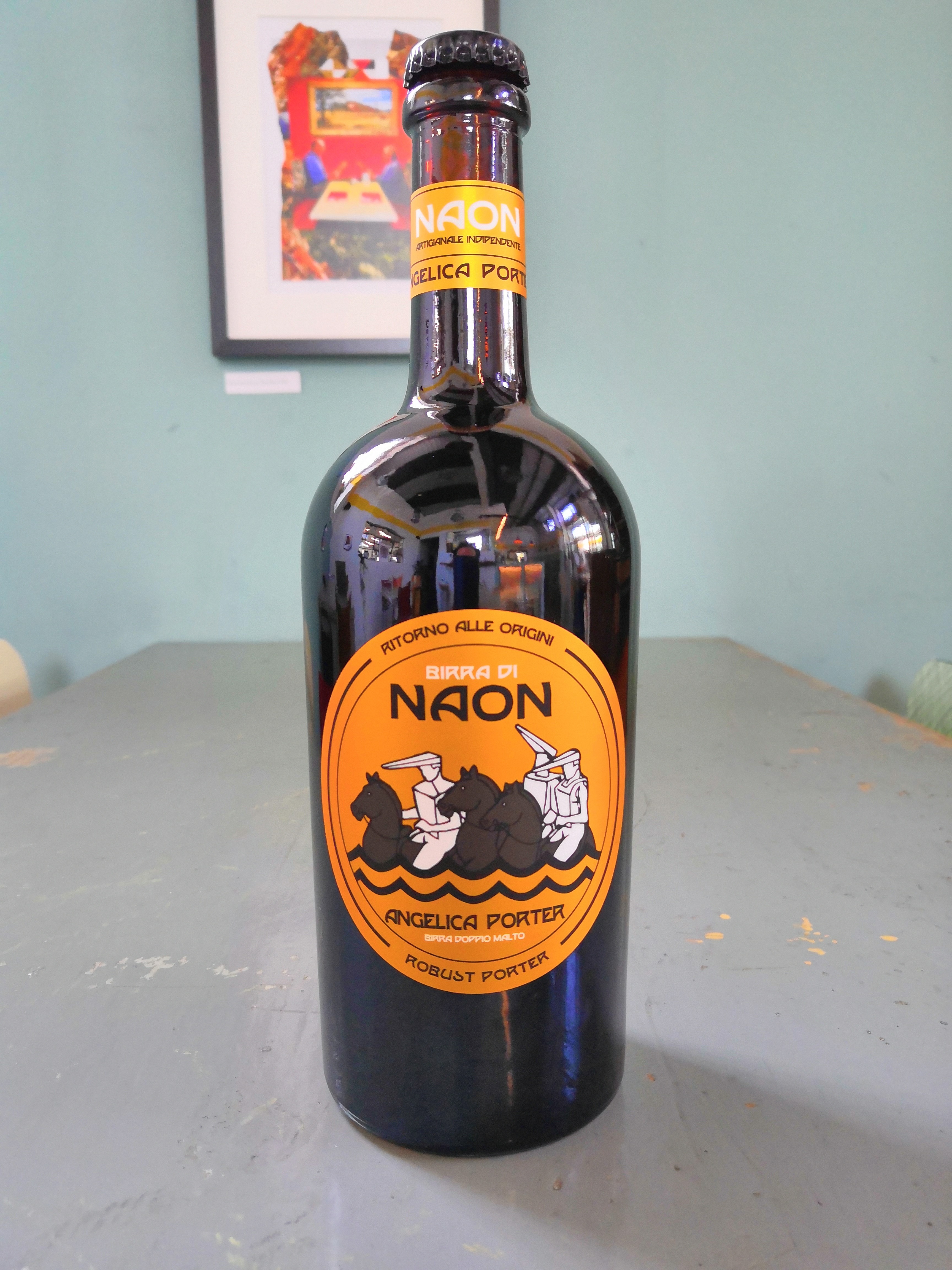 Foto 1 di 2: #birrapernatale Edizione 2022 - Dal Birrificio Birra di Naon ecco l'Angelica Porter